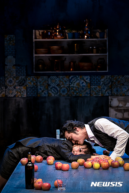 【서울=뉴시스】19일까지 백성희장민호극장 무대에 오르는 연극 '미스 줄리'는 백작의 딸 '미스 줄리'와 남자 하인 '장'을 통해 권력의 역학에 대한 민낯을 드러낸다.(사진=국립극단) 