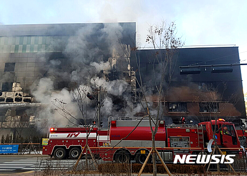 【화성=뉴시스】정재석 기자 = 지난 1일 개교한 경기 화성시 동탄2신도시 방교초등학교 4층 건물에서 불이나 학생과 교직원 등 130여명이 긴급 대피하는 소동이 빚어졌다.&nbsp; 학교측의 신속한 대처와 함께 인근 공사장 굴삭기 기사의 기지로 다행히 인명피해는 발생하지 않았다.2016.12.16.&nbsp; fugoo@newsis.com