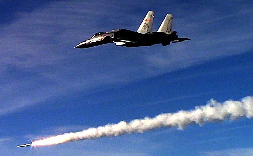 【서울=뉴시스】중국 최초 항공모함 랴오닝(遼寧)호의 첫 무기 시스템 테스트와 함재기인 젠(殲)-15의 실탄발사 장면이 최초 공개됐다. 16일 중국 관영 환추왕 등은 랴오닝호 편대가 최근 보하이(渤海) 해역에서 함재기 등을 동원해 대규모 실탄 훈련을 했다고 보도했다. 최초 공개된 젠-15기 미사일을 발사하는 장면. (사진출처: 런민르바오 웨이보) 2016.12.16&nbsp; 