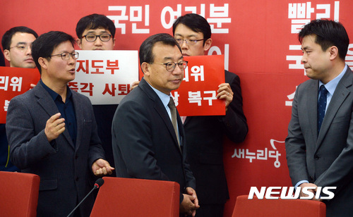 【서울=뉴시스】신태현 기자 = 이정현 새누리당 대표가 15일 오전 서울 여의도 국회 대표실로 지도부의 즉각 사퇴를 촉구하는 당직자들의 의견을 청취하기 위해 들어서고 있다. 2016.12.17. holjjak@newsis.com