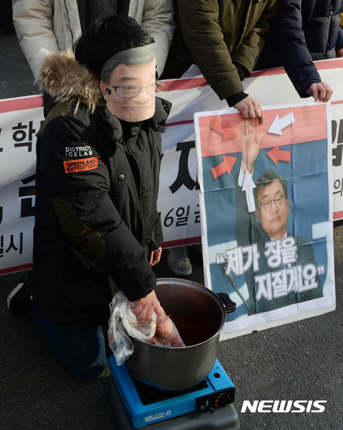 【서울=뉴시스】홍효식 기자 = 16일 오후 서울 여의도 새누리당 당사 앞에서 열린 이정현 의원 사퇴와 장 지지기 약속 이행을 위한 기자회견에서 동국대 학생들이 새누리당 해체와 이정현 의원직 사퇴를 요구하고 있다. 2016.12.16. yesphoto@newsis.com