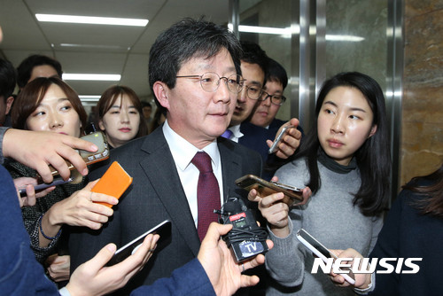 【서울=뉴시스】박주성 기자 = 새누리당 유승민 의원이 16일 오전 서울 여의도 국회에서 열린 새누리당 원내대표-정책위의장 선출을 위한 의원총회를 마친 뒤 기자들의 질문을 받으며 굳은 표정을 짓고 있다. 2016.12.16.&nbsp; photo@newsis.com