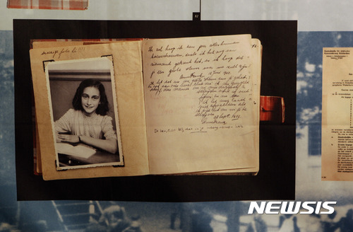 [헤이그(네덜란드)=AP/뉴시스] 지난 2009년 6월12일 안네 프랑크의 사진이 네덜란드 호할런 웨스터보크 추모 센터에서 열린 ‘안네 프랑크의 역사’ 전시회에 진열된 모습. 2022.01.18.