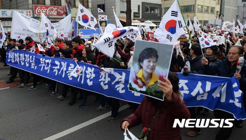【서울=뉴시스】홍효식 기자 = 박근혜를 사랑하는 모임(박사모)등 보수단체 회원들이 17일 오후 서울 종로구 안국역 인근에서 집회를 열고 청와대로 행진하고 있다. 2016.12.17. yesphoto@newsis.com