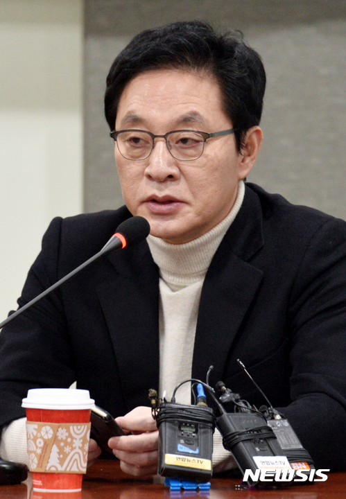 【서울=뉴시스】배훈식 기자 = 정두언 전 의원이 18일 오전 서울 여의도 국회 의원회관에서 열린 전·현직 새누리당 탈당 의원 모임에 참석해 모두발언하고 있다. 2016.12.18. dahora83@newsis.com