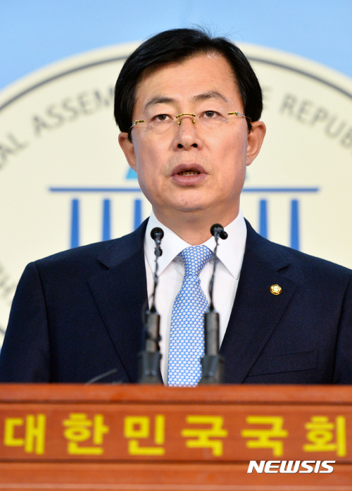 【서울=뉴시스】배훈식 기자 = 새누리당 이만희 의원이 18일 오후 서울 여의도 국회 정론관에서 최순실 국정농단 국정조사특위 청문회 위증 모의 의혹에 대한 해명 기자회견을 하고 있다. 2016.12.18.&nbsp;&nbsp; dahora83@newsis.com