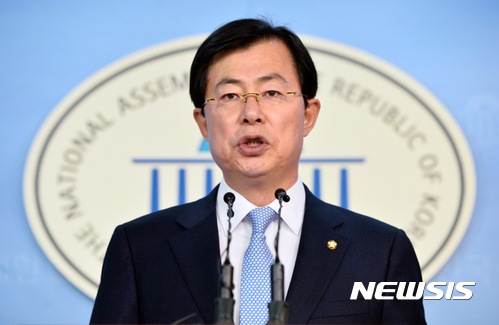 【서울=뉴시스】배훈식 기자 = 새누리당 이만희 의원이 18일 오후 서울 여의도 국회 정론관에서 최순실 국정농단 국정조사특위 청문회 위증 모의 의혹에 대한 해명 기자회견을 하고 있다. 2016.12.18. dahora83@newsis.com