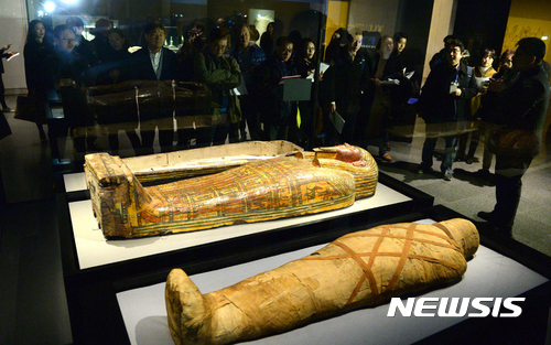 【서울=뉴시스】권현구 기자 = 19일 오전 서울 용산구 국립중앙박물관 기획전시실에서 열린 '이집트 보물전'을 찾은 시민들이 전시품을 관람하고 있다.&nbsp; 특별전 '이집트 보물전'은 브루클린박물관에서 소장하고 있는 고대 이집트의 사람과 동물의 미라를 비롯한 다양한 전시품을 소개하는 전시로 오는 20일부터 2017년 4월 9일까지 국립중앙박물관 기획전시실에서 열린다. 2016.12.19.&nbsp; stoweon@newsis.com