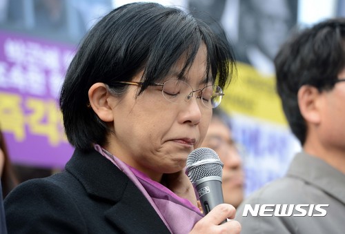 【서울=뉴시스】신태현 기자 = 이정희 전 통합진보당 대표가 19일 오전 서울 종로구 헌법재판소 앞에서 열린 민중연합당 주최 ‘청와대-헌법재판소 커넥션 규탄 기자회견’에서 생각에 잠겨있다.&nbsp; 이날 기자회견에서 참석자들은 통합진보당 강제해산과 관련해 김기춘 전 대통령비서실장과 박한철 헌법재판소장 특검 수사 및 국회가 고 김영한 비망록에 대한 국정조사를 실시해야 한다고 주장했다. 2016.12.19. holjjak@newsis.com