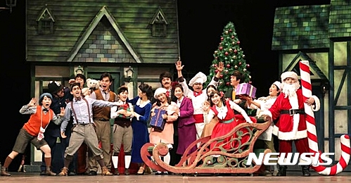 그라이시스 합창단의 뮤지컬 '크리스마스 칸타타' 공연 모습.