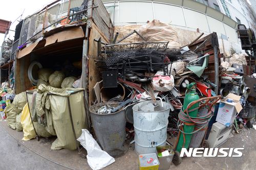 【안양=뉴시스】경기 안양시 만안구 안양동의 폐지 수거 고물상. 고철부터 폐지, '물랭이'로 불리는 페트병까지 재활용이 가능한 모든 것들이 모여 있다. (사진= 뉴시스 DB)