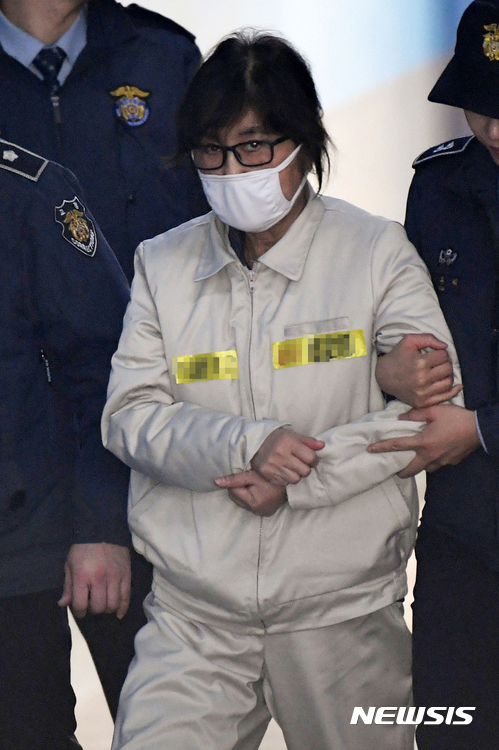 【서울=뉴시스】권현구 기자 = 국정농단 혐의를 받고 있는 최순실 씨가 19일 오후 서울 서초구 서울중앙지법에서 열린 첫 공판준비기일에 출석하고 있다. 2016.12.19. photo@newsis.com