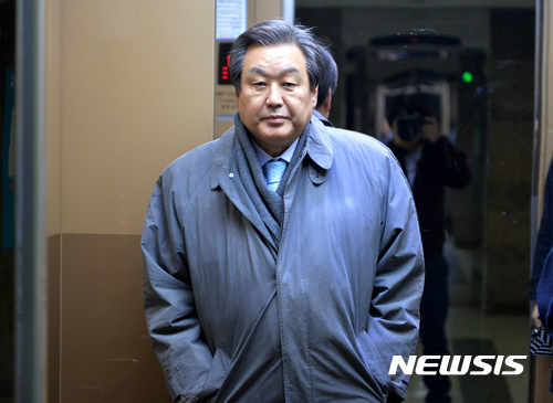 【서울=뉴시스】박진희 기자 = 김무성 전 대표에 대한 새누리당 친박 지도부가 출당 조치도 검토하겠다고 밝힌 19일 오후 서울 여의도 국회 의원회관으로 김무성 전 대표가 들어서고 있다. 2016.12.19. pak7130@newsis.com