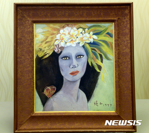 【서울=뉴시스】이영환 기자 = 19일 오후 서울 서초구 서울중앙지방검찰청 소회의실에서 열린 고 천경자 화백 '미인도' 위작 논란 사건 수사결과 브리핑에서 미인도 원본이 공개되고 있다. 검찰은 25년간 위작 논란이 일었던 천 화백의 미인도가 진품이라는 결론을 내렸다. 2016.12.19.&nbsp; photo@newsis.com