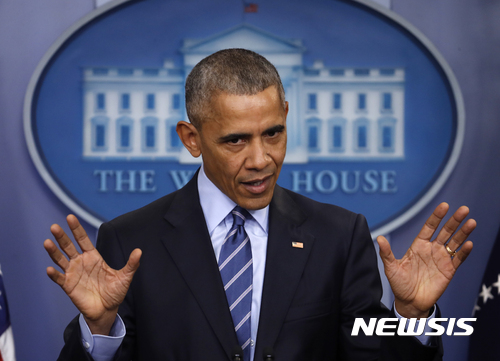 【워싱턴 = AP/뉴시스】 = 버락 오바마 미국대통령이 12월 16일백악관에서 기자회견을 갖고 임기 마지막에 자신이 해야할 임무와 퇴임후 계획이 차세대 지도자 양성과 기후변화에 대응하는 환경보호운동이라고 밝히고 있다. 오바마대통령은 20일 휴가지 하와이에서 내린 행정명령을 통해 앞으로 북극해의 미국 영해와 대서양 연안 대륙붕에서의 석유와 가스 시추를 위한 임대를 영구 금지시켰다. 이는 아직 미개발인 모든 자원에 대한 발굴을 허용하겠다는 트럼프의 공약과 배치되는 것이어서 향후 전망에 관심이 쏠리고 있다.&nbsp;&nbsp; . 