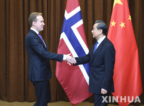 【베이징=신화/뉴시스】중국과 노르웨이가 19일 2010년 인권 운동가인 류샤오보(劉曉波)의 노벨 평화상 수상 이후 경색됐던 정치 및 외교 관계를 정상화하기로 했다. 이날 중국 왕이(王毅) 외교부장(오른쪽)이 중국을 공식 방문한 뵈르게 브렌데 노르웨이 외무장관과 회동에 앞서 악수하고 있다. 2016.12.20