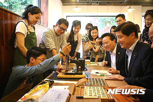 【서울=뉴시스】강동구 '엔젤공방' 1호점 개소식. (사진 = 강동구청 제공) photo@newsis.com