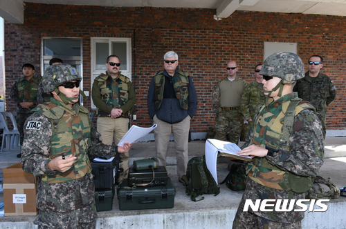 【서울=뉴시스】공군은 20일 공지합동작전학교가 아시아에서 2번째로 '국제공인 JTAC 과정' 인증을 획득했다고 밝혔다. 사진은 지난 10월 26일, 필승사격장에서 美 합참 표준화평가팀 참관 하에 JTAC 교관들이 실사격 CAS 통제 훈련 교육과정을 재현하는 모습. 2016.12.20. (사진=공군 제공) photo@newsis.com