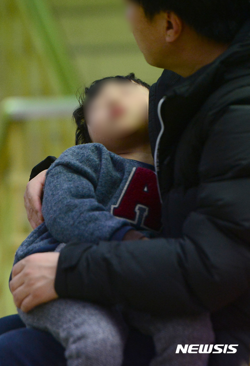 【서울=뉴시스】김선웅 기자 = 초·중·고 인플루엔자 환자가 역대 최고치를 기록하는 등 전국적으로 계절 인플루엔자 환자가 집중적으로 발생해 보건 당국이 타미플루 건강보험 적용 혜택을 10~18세 청소년까지 확대하고 조기 방학을 검토하고 있는 가운데 20일 오후 서울 중구 소화아동병원에서 환자들이 진료를 기다리고 있다. 2016.12.20.&nbsp; mangusta@newsis.com