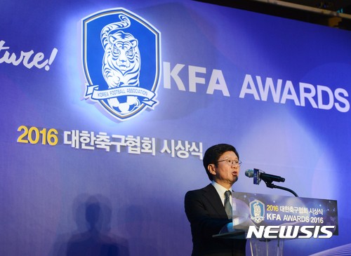 【서울=뉴시스】신태현 기자 = 정몽규 대한축구협회 회장이 20일 오후 서울 용산구 백범김구기념관에서 열린 2016 대한축구협회 시상식(KFA AWARDS 2016)에서 인사말을 하고 있다. 이날 시상식은 2016년 대한민국 축구를 빛낸 선수 및 관계자들을 위한 수상 및 축하의 자리로, 올해의 선수상은 기성용이 차지했으며 손흥민은 올해의 베스트 골에 뽑혔다. 2016.12.20. holjjak@newsis.com