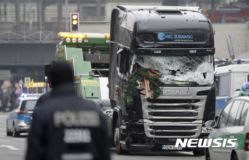 【베를린=AP/뉴시스】19일 밤 베를린 시장에 돌진해 12명을 살해한 트럭의 앞부분 운전실이 20일 유리창이 망가진 모습으로 현장에서 견인돼 옮겨지고 있다. 2016. 12. 20.&nbsp; 