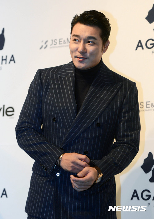 【서울=뉴시스】홍효식 기자 = 20일 오후 서울 중구 반얀트리 클럽 앤 스파 서울에서 열린 '아가타 골프' 한국 런칭 패션쇼 포토타임 행사에서 이태곤이 포즈를 취하고 있다. 2016.12.20. yesphoto@newsis.com