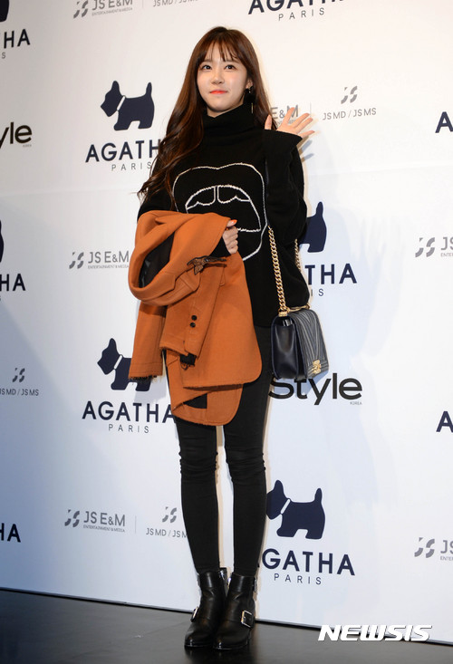 【서울=뉴시스】홍효식 기자 = 20일 오후 서울 중구 반얀트리 클럽 앤 스파 서울에서 열린 '아가타 골프' 한국 런칭 패션쇼 포토타임 행사에서 크레용팝 엘린이 포즈를 취하고 있다. 2016.12.20. yesphoto@newsis.com