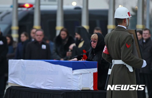 【 앙카라=AP/뉴시스】20일(현지시간) 터키 앙카라 공항에서 전날 피살된 안드레이 카를로프 러시아 대사의 부인 마리나 여사가 남편의 시신이 담긴 관 앞에 서서 흐느껴 울고 있다.&nbsp; 2016.12.21 