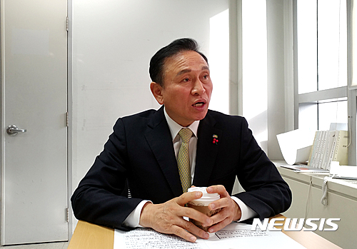 【천안=뉴시스】이종익 기자 = 충남 천안시가 올 한해 'LG퓨처일반산업단지'와 '동남구청사 도시재생사업' 착수 등 미래성장 동력 확보를 주요 성과로 제시한 가운데 구본영 천안시장이 21일 오전 브리핑실을 방문해 천안시의 주요성과와 관련한 언론인 간담회를 열고 있다.&nbsp; 2016.12.21.&nbsp;&nbsp; 007news@newsis.com