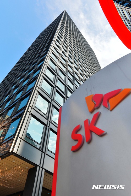 【서울=뉴시스】신태현 기자 = SK그룹이 정기 인사를 단행한 21일 오후 서울 종로구 SK본사 위로 푸른 하늘이 보이고 있다. 2016.12.21.&nbsp; holjjak@newsis.com