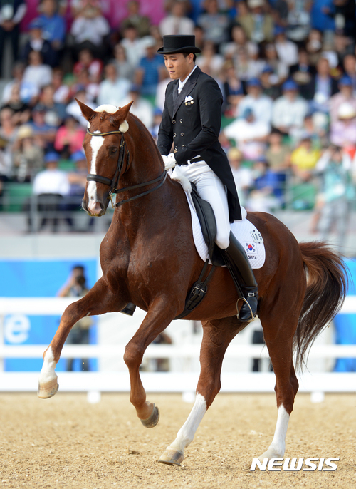 【인천=뉴시스】박영태 기자 = 23일 오후 인천 드림파크승마장에서 열린 ‘2014인천아시아경기대회’ 승마 마장마술 개인전 인터미디에이트 프리스타일에서 한국 김동선이 멋진 경기를 하고 있다. 김동선은 황영식에 이어 은메달을 획득했다. 2014.09.23. since1999@newsis.com