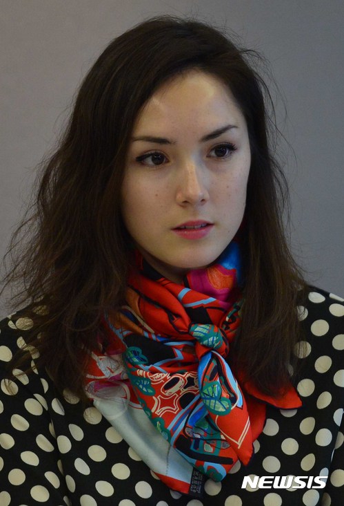 【서울=뉴시스】고승민 기자 = 새 소설 '속초에서의 겨울'의 한국계 프랑스 여성작가 엘리자 수아 뒤사팽이 21일 오후 서울 프레스센터에서 방한 기자간담회를 하고 있다. 2016.12.21. kkssmm99@newsis.com