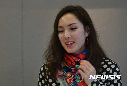 【서울=뉴시스】고승민 기자 = 새 소설 '속초에서의 겨울'의 한국계 프랑스 여성작가 엘리자 수아 뒤사팽이 21일 오후 서울 프레스센터에서 방한 기자간담회를 하고 있다. 2016.12.21. kkssmm99@newsis.com