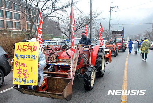 【성주=뉴시스】박홍식 기자 = 사드배치철회 성주투쟁위원회와 사드한국배치저지 전국행동연합은 21일 오후 경북 성주군청 앞에서 집회를 열고 사드철회를 촉구했다. 집회를 마친 투쟁위 회원들이 트랙터를 몰고 사드배치 예정지인 초전면 롯데스카이힐 성주골프장으로 향하고 있다. 2016.12.21  phs6431@newsis.com 