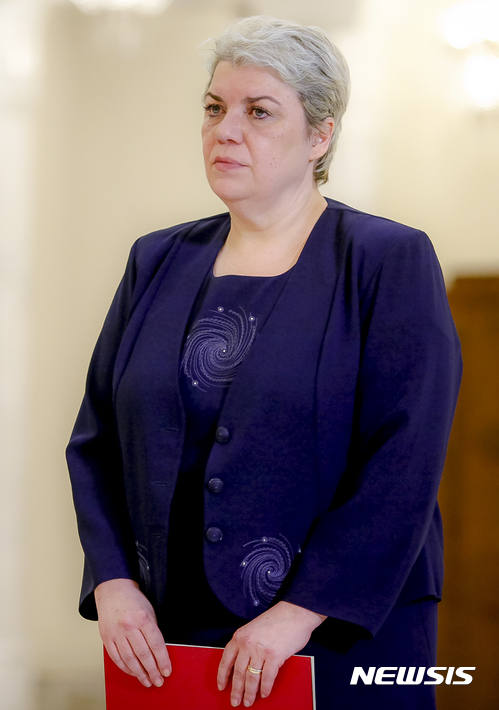 【AP/뉴시스】루마니아 이오하니스 대통령은 27일 지난 주 제1당 사민당 총재가 추천한 세빌 샤이데의 총리 지명을 고려하지 않겠다고 말했다. 사진은 지난 해 5월 타타르족 무슬림 샤이데 의원이 사민당 드라그네아 정권의 지방개발장관에 임명돼 대통령궁에서 취임 선서하는 모습이다. 2016. 12. 27.&nbsp; 