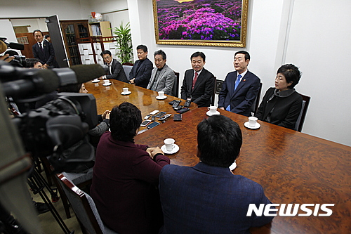 【제주=뉴시스】장재혁 기자 = 22일 오전 제주도의회 의장실에서 새누리당 비박계 의원 30여명이 탈당하는 사태를 논의하기 위해 같은 당 소속 원희룡 제주지사와 제주도의원들이 회동을 가졌다.2016.12.22.&nbsp;&nbsp; jjhyej@newsis.com&nbsp; 