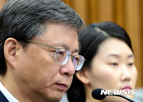【서울=뉴시스】박주성 기자 = 우병우 전 청와대 민정수석이 22일 오전 서울 여의도 국회에서 열린 최순실 국정농단 의혹 진상규명을 위한 국정조사 특위 5차 청문회에 증인으로 출석해 의원들의 질의를 경청하고 있다. 2016.12.22. park7691@newsis.com