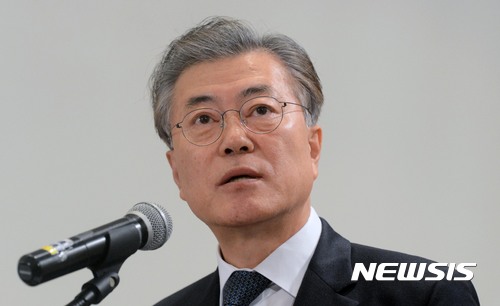 【서울=뉴시스】홍효식 기자 = 22일 오전 서울 여의도 중소기업중앙회에서 열린 '탄핵 이후 한국 사회의 과제와 전망'을 주제로 한 보수와 진보 합동토론회에서 더불어민주당 문재인 전 대표가 발언하고 있다. 2016.12.22. yesphoto@newsis.com