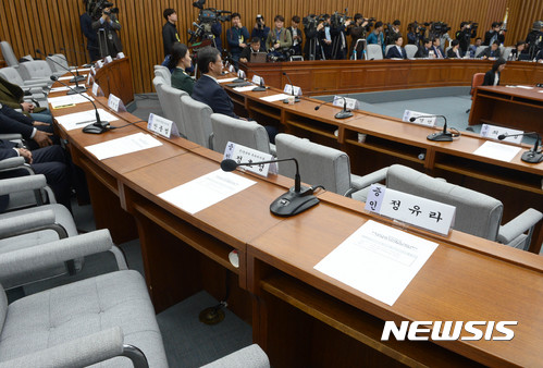 【서울=뉴시스】박주성 기자 = 22일 오전 서울 여의도 국회에서 열린 최순실 국정농단 의혹 진상규명을 위한 국정조사 특위 5차 청문회에서 정유라, 최순실 등 증인들의 자리가 비어 있다. 2016.12.22. park7691@newsis.com