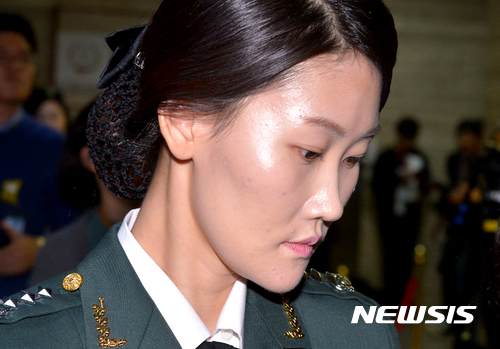 【서울=뉴시스】박진희 기자 = 세월호 참사 당시 청와대 간호장교인 조여옥 대위가 22일 서울 오후 여의도 국회에서 열린 박근혜 정부의 최순실 등 민간인에 의한 국정농단 의혹 사건 진상 규명을 위한 국정조사 특별위원회 제5차 오전 청문회를 마치고 증인대기실로 향하고 있다. 2016.12.22.&nbsp; pak7130@newsis.com 