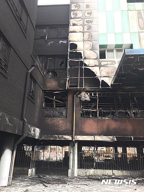 【화성=뉴시스】정재석 기자 = 개교 보름 만에 큰불로 건물 한 동 전체를 태운 경기 화성시 동탄2신도시 방교초등학교 학부모들이 화재당시 경보기가 작동하지 않았다며 경찰의 철저한 수사를 촉구하고 나섰다.&nbsp; 22일 학부모들은 ▲화재경보기 미작동 ▲옥내 소화전 미작동 ▲59건의 하자보수 ▲불연성 건축자재 적정 사용여부 등 부실의혹을 제기하고 있다.&nbsp; 지난 16일 오전 10시께 불이 난 본관 4층 규모 건물 1~2층에는 초등학생 78명, 병설 유치원생 35명, 교직원 18명 등 모두 131명이 있었지만 다행히 인명피해는 없었다.2016.12.22.&nbsp; fugoo@newsis.com