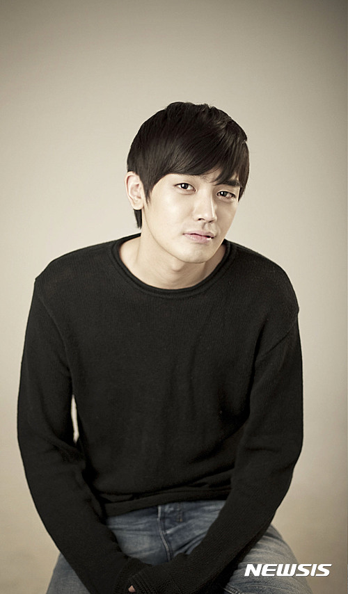 【서울=뉴시스】김현섭 이혜원 기자 = 'MBC 출연청탁' 논란에 휩싸인 정윤회(61)씨 아들 정우식씨가 22일 뉴시스에 자신의 입장을 담은 A4용지 4장 분량의 글을 보내 자신과 관련된 의혹 일체를 부정했다. (사진=정유식 인스타그램) 2016.12.22 afero@newsis.com hey1@newsis.com