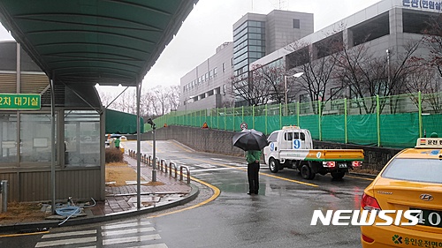 【수원=뉴시스】이준석 기자 = 개선된 운전면허 장내 기능시험 실행 첫날인 22일 오후 용인운전면허시험장에서 기능시험이 치뤄지고 있다. 2016.12.22  ljs@newsis.com