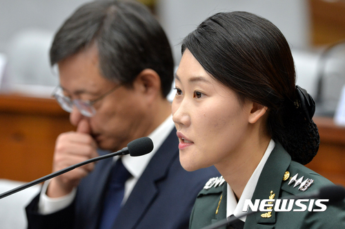【서울=뉴시스】세월호 참사 당시 청와대 간호장교인 조여옥 대위(오른쪽)의 국회 국정조사 청문회 참석 당시 모습. (사진=뉴시스DB). 2016.12.22.