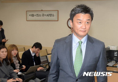[서울=뉴시스] 80대 노인 감금·폭행 사건으로 1심에서 실형을 선고받은 임우재 전 삼성전기 고문이 2심에서 징역형 집행유예로 감형받아 석방됐다. 사진은 임 전 고문. (사진 = 뉴시스DB) 2026.06.25.