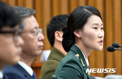 【서울=뉴시스】배훈식 기자 = 조여옥 전 청와대 경호실 간호장교가 지난 2016년 12월22일 오후 서울 여의도 국회에서 열린 박근혜 정부의 최순실 등 민간인에 의한 국정농단 의혹 사건 진상 규명을 위한 국회 국정조사특별위원회 5차 청문회에 출석해 답변하고 있다. 2016.12.22.&nbsp; dahora83@newsis.com