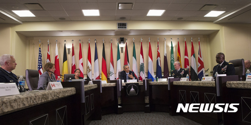 【AP/뉴시스】 = 지난 10월 14일 20개국 국방장관과 함께 이슬람 극단주의 무장단체 IS에 대한 효과적인 대응을 논의하고 있는 버락 오마마 대통령. 그는 트럼프의 무슬림 이민 입국금지등 이민규제 강화에 대비해 9.11테러 이후 제정된 무슬림 남성이민자에 대한 등록법을 폐기했다.&nbsp; 