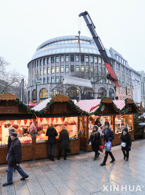 【베를린=AP/뉴시스】독일 베를린 브라이트샤이트 광장에서 22일(현지시간) 트럭테러가 일어난지 사흘 만에 크리스마스 시장이 재개장해 손님들을 맞고 있다. 하지만 당초 북적이던 모습과는 사뭇 다른 풍경이다. 2016.12.23&nbsp; 