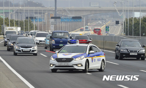 [서울=뉴시스] 경찰이 업무용 차량을 친환경 전기차, 수소버스로 교체하고 있는 가운데 새로 도입되는 친환경 차량이 대부분 수도권에 편중돼있다는 지적이 나온다.