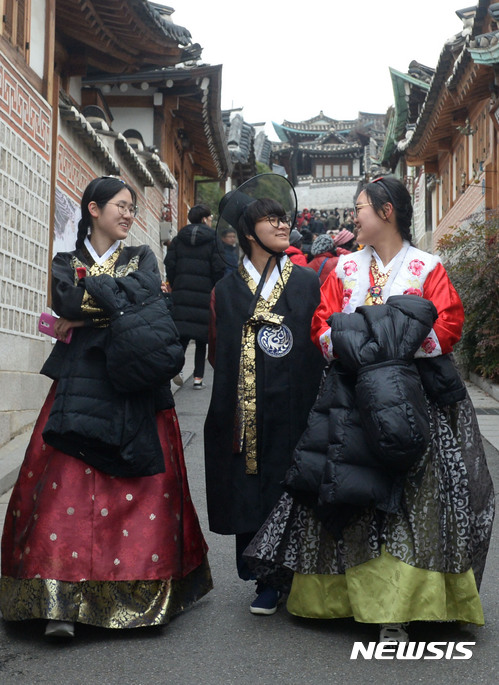 【서울=뉴시스】홍효식 기자 = 한복문화축제가 열린 23일 오후 서울 종로구 북촌 한옥마을에서 시민들이 한복을 입고 한옥마을을 둘러보고 있다. 2016.12.23.  yesphoto@newsis.com